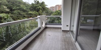 Descubre este exclusivo apartamento de 137 metros cuadrados con una distribución perfecta de 3 habitaciones y 3 baños. Su cocina integral tipo americano y sala-comedor te brindarán espacios amplios y acogedores. Disfruta de la vista exterior desde su balcón y relájate en el sauna y la piscina del conjunto cerrado. Además, cuenta con comodidades como cuarto de servicio, zona de ropas y gas natural. Ubicado en una zona residencial con acceso a colegios, supermercados y transporte público cercano. ¡Vive con lujo y confort en este inmueble de ensueño!