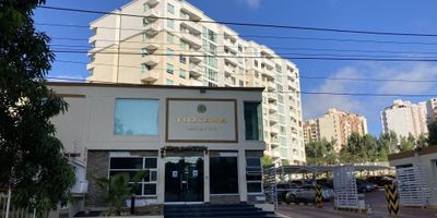 Apartamento ubicado en el norte de la ciudad de ambiente fresco y luz natural durante el día. Cuenta cocina integral mesón en granito pulido gabinete superiores e inferiores, divisiones de los baños en vidrio templado, Tiene blackout en dos habitaciones y la alcoba ppal tiene espejo en la puerta del cuarto. closet en habitaciones ,sala comedor, balcón, zona de labores, parqueadero escriturado y de visitante. El conjunto ofrece piscina, gimnasio, salón social, parque infantil, lobby. Es cercano CC Miramar, Buenavista 1,2 plaza del parque, vía al mar, corredor universitario, clínica porto azul y a la circunvalar