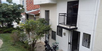 Apartaestudio para arriendo en Villa Campiña, Cucaracho. Segundo piso remodelado de 2 ambientes, salón comedor, alcoba con closet, cocina integral, un baño cabinado, balcón, parqueaderos comunes. Cerca a rutas de buses y líneas del Metro. Incluye servicios públicos.

