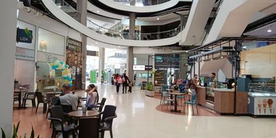 En el corazón de la ciudad, se encuentra este encantador local de 30 metros cuadrados, ideal para emprender tu próximo negocio. Con una ubicación privilegiada y una distribución versátil, este espacio ofrece infinitas posibilidades para crear un ambiente acogedor y funcional. Sus amplios ventanales permiten la entrada de luz natural, creando un ambiente luminoso y agradable. Con una atmósfera moderna y elegante, este local es el lienzo perfecto para plasmar tus ideas y hacerlas realidad. ¡Ven y descubre el potencial que este lugar tiene para ofrecerte!