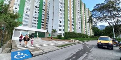 Código interno 13903 Apartamento en arriendo ubicado en el Conjunto Alminar Samoa, rodeado de naturaleza y en la parte alta con una panorámica privilegiada sobre la ciudad de Ibagué, cerca de instituciones de educación superior, Centros Comerciales, cómodas vías de acceso. El apartamento se encuentra distribuido: Sala comedor, tres habitaciones con closet, la principal con baño, cocina integral, zona de ropas, baño social. El conjunto cuenta: Salón social, zona BBQ, parque biosaludable, vigilancia las 24 horas. El valor del canon de la administracion $190.000