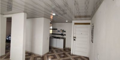 En el corazón de Soacha, se encuentra este acogedor y funcional apartamento con dos habitaciones y un baño y muy buenos acabados. Ubicado en el departamento de Cundinamarca, este inmueble cuenta con una excelente ubicación, rodeado por zonas verdes y espacios urbanos, lo que lo hace ideal para aquellos que buscan vivir en un entorno tranquilo y a la vez cerca de todos los servicios necesarios para el día a día.

Con un área total de 43 M2, este apartamento cuenta con una distribución óptima y una construcción moderna, que aprovecha al máximo cada metro cuadrado disponible. 

Pensado para aquellos que aman las mascotas, este apartamento admite animales y cuenta con un entorno seguro y tranquilo para que puedan disfrutar del aire libre sin preocupaciones.

En su interior, este inmueble cuenta con excelentes detalles y acabados de alta calidad, como una cocina integral moderna y equipada, ventanas con doble acristalamiento para un mejor aislamiento acústico y térmico, suelo de cerámica o mármol, que aporta calidez y elegancia, y una vista panorámica que te dejará sin aliento.

En cuanto a sus características externas, este apartamento cuenta con un acceso pavimentado y una urbanización cerrada, lo que garantiza la privacidad y seguridad en todo momento. Además, podrás disfrutar de excelentes áreas sociales, como un gimnasio para mantenerse en forma, salón comunal para reuniones o eventos y una zona infantil para que los más pequeños puedan jugar y divertirse al aire libre.

Su ubicación privilegiada te permitirá estar cerca de centros comerciales, colegios y universidades de renombre, centros médicos y parques cercanos, lo que te brindará una mayor comodidad en tu rutina diaria. Además, contarás con facilidad de transporte público y acceso a servicios como internet, electricidad, gas domiciliario y circuito cerrado de TV para tu tranquilidad.

Si estás buscando un espacio para vivir en familia, con todas las comodidades y servicios disp