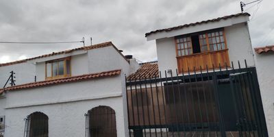 Arriendo Casa en exclusivo sector al norte de Bogota (Suba)
Descubre una oportunidad unica para vivir en una de las zonas mas exclusivas y residenciales de la ciudad. Esta casa ofrece un entorno tranquilo, seguro y rodeado de naturaleza, perfecto para familias que buscan calidad de vida.
Ubicacion privilegiada: En el corazon de Suba, con acceso inmediato a parques, zonas verdes y amplios espacios para disfrutar al aire libre. Comodidades cercanas: Clinicas, colegios, y reconocidos gimnasios como Bodytech y Smart Fit.
Zona comercial estrategica: A pocos minutos de Centro Comercial Bulevar Niza y otras areas de servicios.
Excelente movilidad: Conectividad con las principales vias como Avenida Boyaca, Avenida Suba y Calle 127, facilitando el desplazamiento a cualquier punto de la ciudad.
Esta propiedad es ideal para quienes buscan confort, seguridad y una ubicacion inmejorable.
Contactanos para mas informacion y agenda tu visita