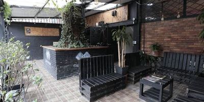 Descubre la casa de tus sueños! Ubicada en una zona estratégica, esta impresionante propiedad de 450m de construcción está esperando a ser tu próximo hogar o sede paratu negocio. Con 5 oficinas, 6 baños, 5 salones de eventos y unahermosa terraza, ¡es el lugar perfecto para vivir o trabajar conestilo!Características destacadas Área Lote 220 m Área Construida 450 m 5 Oficinas 6 Baños Bodega,Salones 5 Terraza 2