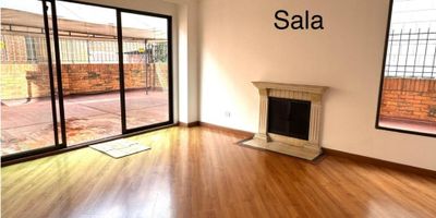 Hermoso apartamento de aproximadamente 130mts2 mas 120mtrs2 de terraza; Cuenta con tres habitaciones, la principal con baño privado y vestier, una baño completo adicional para las otras dos habitaciones, sala y comedor independiente, chimenea, estudio, cocina integral, zona de ropas independiente, amplia terraza a la cual puedes acceder desde la habitación principal o la sala, habitación de servicio con baño privado, dos parqueaderos, excelente ilumicación natural, pisos laminados, ubicado en segundo piso con ascensor, recepción y vigilancia 24/7. Zona muy residencial ubicado al frente de un parque con amplias zonas verdes. 
