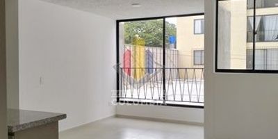 Excelente apartamento en conjunto cerrado girona, primer piso con vista inmejorable, con excelentes acabados, área, ubicación, iluminación y ventilación. Consta de tres alcobas con closet, dos baños, sala comedor, cocina integral, zona de ropas, y parqueadero cubierto.