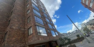 Apartamento en arriendo ubicado en Chapinero, estrato 3, con un área de 62 m². El inmueble cuenta con sala-comedor, excelente iluminación natural y ventanales con vidrios antirruido, brindando un ambiente tranquilo, acogedor y con total privacidad. Dispone de dos alcobas, dos baños, dos clósets, cocina integral con estufa eléctrica, calentador eléctrico, zona de ropas, y pisos en cerámica. Incluye un parqueadero cubierto sencillo. El edificio tiene ascensor, vigilancia, zona de niños, parqueadero para visitantes y vista panorámica. Ofrece excelentes vías de acceso por la Carrera 7, Carrera 9, Calle 61 y Calle 62, rodeado de zonas verdes y un entorno de gran tranquilidad. Para mayor información comuníquese con el ejecutivo comercial yonni ospina al celular o whatsapp 3174380664 o al correo electrónico yonni.ospina@inmobiliariasaliadas.com