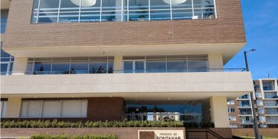 Apartamento en arriendo Cajicá, Parques de Fontanar. 68m2, 2alcobas, 2 baños, 1 parqueadero cubierto, 1 depósito, balcón. Segundo piso. Acabados de alta calidad, consta de: cocina abierta, área de lavandería, sala comedor con balcón y BBQ a gas, dos habitaciones, la principal con baño privado y walk-in closet. Un segundo baño completo. El conjunto es club house cuenta con piscina, jacuzzi, terraza BBQ,  sauna, turco, gimnasio, parques para niños, salones sociales, espacio de koworking, teatrino, senderos peatonales, jardines, vigilancia 24 horas, parqueadero de visitantes.  A cuatro cuadras del centro Comercial Fontanar y dos del supermercado Olimpica y el edificio de consultorios Santa Clara de Colsanitas. Cerca a Homecenter, Milla de oro, Centro comercial San Roque, Bazar, transporte público cercano. *Canon no incluye administración* Adm: 295 despues del 10, 265 pronto pago. 
