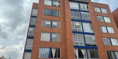 Apartamento Gran Granada amplio recién remodelado 4 piso vista externa dependencias:3 habitaciones con closet nuevos, sala comedor, cocina integral con zona de lavandería, baño cuarto principal y social, sin ascensor, parqueadero comunal. Lugares o barrios cercanos: Éxito, Gran Granada, Av. 80 Puente de Guaduas, Villas de Granada.