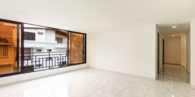 Te presentamos un agradable y cómodo apartamento ubicado en el sector de Belén La Nubia. Este espacio cuenta con un área de 86 m² aproximados. Disfruta de una sala comedor, 3 alcobas y 2 clóset. Su cocina es integral con red de gas, complementada por 2 baños cabinados y un práctico patio. El apartamento ofrece piso en cerámica, parqueadero sencillo cubierto y citófono.