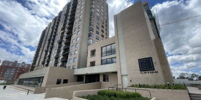 Hermoso apartamento para estrenar, ubicado en moderno conjunto residencial estrato 4, con excelentes acabados de lujo y una distribución ideal. Cuenta con sala comedor con balcón, cocina americana, zona de lavandería independiente, estudio abierto, tres habitaciones con clóset (principal con walk-in closet y baño privado) y un baño de alcobas. Incluye parqueadero independiente y depósito. Edificio con tres ascensores por torre y administración de $300.000. Actualmente en leasing habitacional con Bancolombia por $390 millones a 20 años. El conjunto ofrece espectaculares zonas comunes tipo club: Business Center, cancha de squash no reglamentaria, parque infantil, piscina no reglamentaria, salón de aeróbicos, salón de eventos, gimnasio semidotado, portería tipo lobby a doble altura, teatrino, zona de yoga y completas zonas húmedas. Una opción única para disfrutar confort, diseño y exclusividad en un sector de alta valorización.