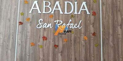 Descubra este espectacular apartamento en arriendo, ubicado en el décimo piso con acceso directo por ascensor, ofreciendo 70m² de diseño moderno y funcional. Disfrute de una luminosa sala comedor que se extiende hacia un encantador balcón, ideal para relajarse y disfrutar de vistas. La cocina integral tipo americana, perfectamente equipada, se integra armoniosamente con el área social, creando un ambiente ideal para el entretenimiento. Además, cuenta con una zona de lavandería independiente para mayor comodidad.

El apartamento dispone de un baño social completo y dos amplias alcobas auxiliares, cada una con su propio clóset, garantizando espacio y organización. La alcoba principal es un verdadero santuario privado, con baño y un clóset, ofreciendo el máximo confort y privacidad. Este inmueble es la elección perfecta para quienes buscan un estilo de vida contemporáneo y práctico en una ubicación privilegiada.