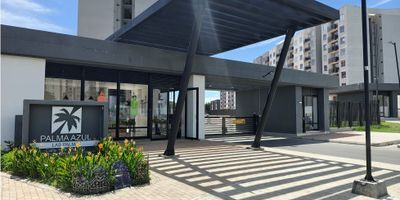 
? ¡Apartamento en venta por solo $197 millones!

? Ubicado el conjunto PALMA AZUL, ricaurte cundinamarca. 
✨ Piso 3 sin ascensor | Vista exterior | Administración: $170.000

Con 42,41 m² construidos y 38,91 m² privados, este acogedor apartamento es perfecto para parejas jóvenes o familias pequeñas que buscan confort y buena ubicación.

? Características principales:
?️ 2 alcobas con closet
? 1 baño completo enchapado
❄️ 2 Aires acondicionados ubicado en el cuarto principal y sala comedor 
? Cocina tipo americana, moderna y funcional
? Zona de lavandería
 

? El conjunto ofrece:

✔️Club House

✔️ Piscina para niños y 2 piscinas adultos. 

✔️ Zonas verdes y deportivas como Cancha de voleyboll playa, cancha de baloncesto.

✔️ zona de BBQ.

✔️ Parqueaderos para visitantes

✔️ Portería y vigilancia 24/7

✔️ Acceso pavimentado y circuito cerrado de TV

✔️ área infantil

Además, estarás rodeado de centros comerciales, vías principales y todo lo que necesitas a pocos minutos.

? Un espacio moderno, cómodo y con excelente ubicación.
? Contáctame para más información o agendar tu visita.

INFORMES 3102942129 - 3003171486
