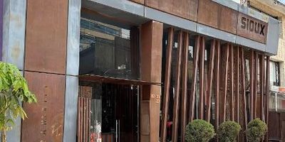 Excelente local esquinero ubicado en primer piso sobre la Carrera 11, en zona de alto flujo peatonal y vehicular. Cuenta con 59,9 m², un baño, luz trifásica y amplios ventanales que brindan iluminación natural. Dispone de terraza externa ideal para mesas, perfecto para cafeterías, heladerías, productos saludables o servicios especializados. Ubicación estratégica junto a marcas reconocidas.