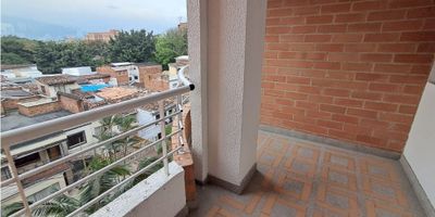 Apartamento ubicado en Belén Guayabal - sector Miravalle, ofrece espacios cómodos y funcionales, ademas de una excelente iluminación natural, tiene un área de 70.11m2, consta de tres habitaciones, closet, dos baños, cocina abierta, zona de ropa, parqueadero y cuarto útil; el edificio cuenta con ascensor y vigilancia diurna para su tranquilidad. Su ubicación estratégica permite el fácil acceso a restaurantes, supermercados, bancos y múltiples servicios, convirtiéndolo en una opción ideal para vivir. Predial - 387.764, Administración - 234.000 Contáctanos para mas información
