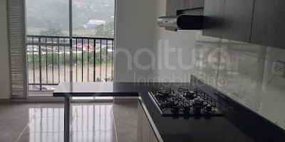 472-5567 Conaltura Inmobiliaria ofrece apartamento en arriendo en Bello sector Navarra. Descubre un proyecto diseñado para ofrecerte espacios modernos en una ubicación estratégica, cerca de la estación del metro Niquia, centro comercial Puerta del Norte, rodeado de naturaleza y con fácil acceso a rutas de transporte, en conjunto residencial con portería de vigilancia 24 horas, ascensores, zonas comunes en construcción.