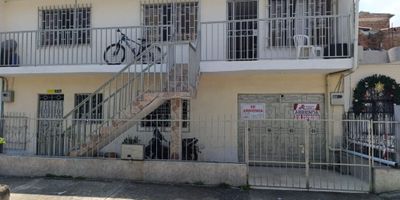 Se alquila Apto en san Judas 1 piso, uy buena ubicación, fresco e iluminado, consta de su  sala comedor, 2 habitaciones sin closet, patio con su zona de oficios y lavadero, baño, cocina sencilla con sus muebles superiores e inferiores, garaje cubierto para carro y o moto.