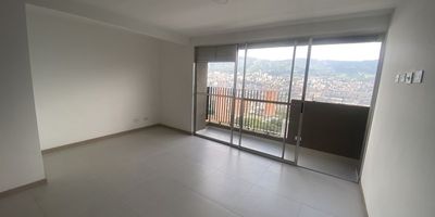 Codigo 29265. Apartamento en arriendo ubicado en Itagui sector villa AventuraCaracterísticas:• 3 habitaciones (todas con vestier; principal con baño privado) • 2 baños • Salón–comedor • Estar de alcobas • Cocina abierta integral • Zona de ropas • Balcón • Parqueadero sencillo • Red de gas • Servicios públicos independientes • 2 ascensores por torreDescripción:Este apartamento ubicado en unidad en el sector de Villa Aventura – Itagüí, este apartamento nuevo combina amplitud, iluminación y un diseño moderno pensado para el confort del día a día. Sus tres habitaciones, todas con vestier, ofrecen un nivel de almacenamiento superior, y la principal incluye un baño privado con acabados en porcelanato.El área social integra un salón–comedor cómodo con salida a un balcón ideal para disfrutar del aire libre. Además, cuenta con un estar de alcobas perfecto como zona de TV, estudio o espacio flexible para el hogar.La cocina es abierta e integral, equipada con cubierta a gas, campana y mesón en mármol. Incluye zona de ropas independiente y parqueadero sencillo.Entorno:– Cerca de la Iglesia del Guayabo – Rápido acceso a la Avenida Guayabal – Zona con parques, comercio local y rutas de transporteZonas comunes:Portería 24 horas, lobby, parque infantil, zonas verdes, zona para mascotas y parqueadero de visitantes.Notas del inmueble:– Canon: $2.600.000 – No se permiten mascotas – Piso 25