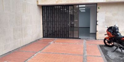 Local en arriendo, en el sector de manila, cuenta con un área de 72 m2, un baño, el inmueble se encuentra muy bien ubicado en sector comercial.