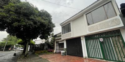 Gespron alquila Acogedor Apartamento en el norte de Cali, barrio la merced en segundo piso, con parqueadero cubierto para un carro, consta de una sala amplia e iluminada con ventanales y vista exterior, cocina tradicional, con muebles en madera en parte superior e inferior, baño social con división en acrílico, el apartamento tiene tres habitaciones con clóset metálico, dos de ellas están separas por una puerta contigua, baño de habitación completo con división en acrílico,  zona de rropas, cerca de, Cerca del restaurante, asadero la la brasa del Paisa,  cerca del orquídeorama, cerca de el restaurante, la barra. Que esperas llámanos ya!