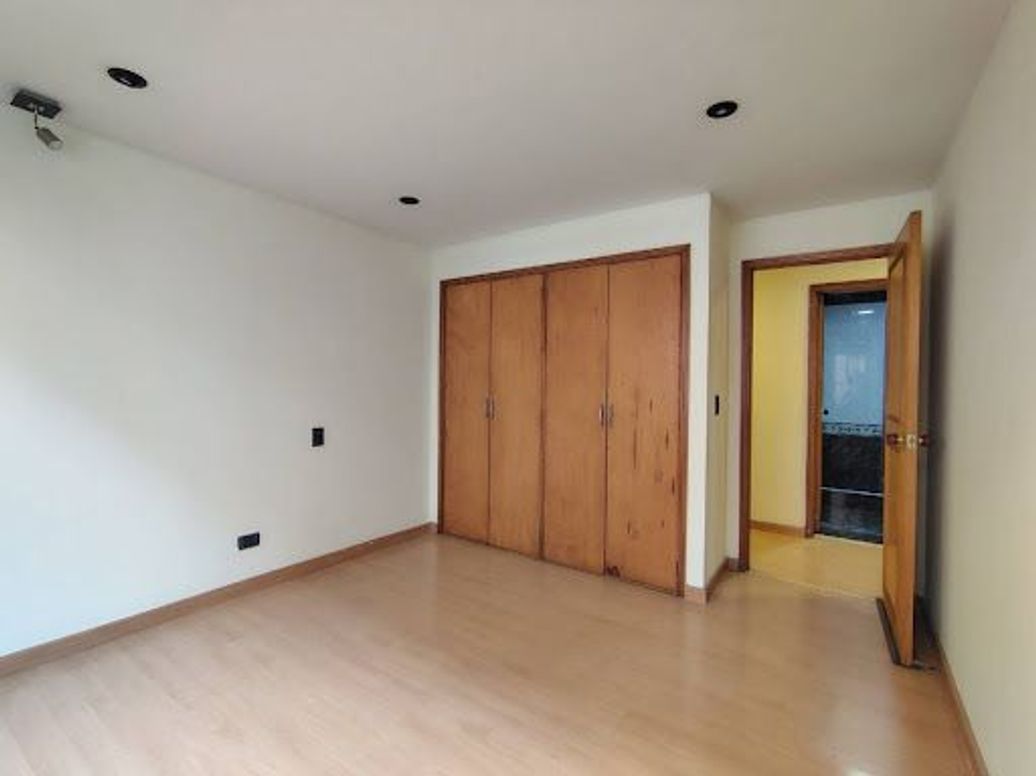 Apartamento de 3 alcobas en venta en Santa Barbara Central, Bogotá, 92 m² · foto 10 de 20