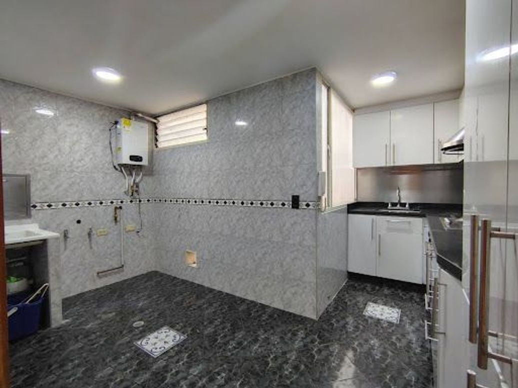 Apartamento de 3 alcobas en venta en Santa Barbara Central, Bogotá, 92 m² · foto 4 de 20