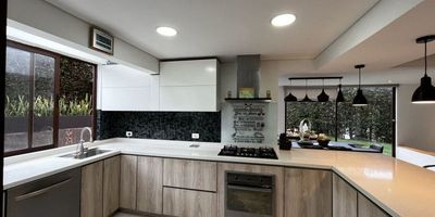 Descubre esta exclusiva casa en venta en Encenillos de Sindamanoy, un conjunto campestre de alta valorización en Chía. La propiedad cuenta con 162 m² construidos y un amplio lote privado de 982 m², ideal para quienes buscan naturaleza, privacidad y calidad de vida. Dispone de 3 habitaciones, sala y comedor independientes que ofrecen amplitud y luminosidad, y una acogedora zona social perfecta para compartir en familia. Además, encontrarás una zona BBQ privada integrada al jardín, ideal para reuniones al aire libre. La casa ofrece 4 parqueaderos, garantizando comodidad para residentes y visitantes. Vive rodeado de tranquilidad, seguridad y un entorno natural privilegiado, a pocos minutos de Bogotá.