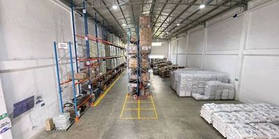 Bodega en arriendo, en zona industrial de la Estrella, cuenta con 962.5 mts cuadrados los cuales, 763 son de huella y 199.5 de oficinas en 3 niveles, cuenta con una altura de 9 metros a la cercha y un piso en concreto reforzado con una capacidad de 5 TON x M2, además tiene una capacidad de energía trifásica y 45 KVA, 1 puerta camión y una puerta persiana con un muelle de carga, para más información comunicarse con nuestras líneas de atención.