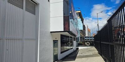 EDIFICIO INSTITUCIONAL EN CHAPINERO  IDEAL PARA CENTRO DE SALUD,CLÍNICA, IPS O CONSULTORIOS Una propiedad totalmente equipada para operar servicios de salud,educación o instituciones que requieren altos estándares de infraestructura, seguridad y capacidad operativa.Por qué es perfecto para tu institución o centro de salud?Amplios espacios diseñados para alto flujo de personal y usuarios.Infraestructura completa para cumplir normativas de salud.Seguridad, conectividad y capacidad eléctrica óptima.Ubicado en una de las zonas más dinámicas y accesibles de Bogotá. Listo para operar sin grandes adecuaciones