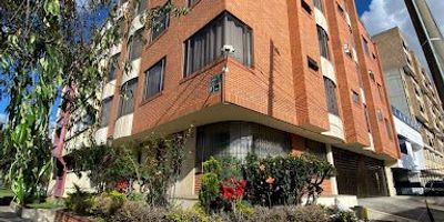 Cerca de la Embajada de EE.UU., ofreciendo seguridad y orden. La zona cuenta con fácil acceso a transporte público, incluyendo rutas de TransMilenio, y está rodeada de instituciones educativas, centros médicos, áreas comerciales y lugares como el Centro Internacional y Corferias. A poca distancia se encuentran supermercados, tiendas y opciones gastronómicas. Además, está cerca de parques como el Simón Bolívar y Los Novios, y de vías principales como la Avenida El Dorado y la Carrera 30, lo que garantiza una excelente conectividad.