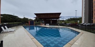 Ubicado en el segundo piso con ascensor, estrato cuatro, cocina integral con estufa y horno a gas natural, zona de ropas con lavadero y espacio para lavadora, estudio o zona de trabajo, habitación principal de 3x2.76mt con baño privado y Walk In closet en madera, segunda habitación de 2.45x2.37mt con amplio closet en madera, baño auxiliar, excelente ventilación e iluminación natural y parqueadero comunal para un vehículo.

El conjunto residencial cuenta piscina para niños y adultos, parque infantil, salón de reuniones, amplios jardines, planta eléctrica para los ascensores y las áreas comunes, tanque de reserva de agua, recepción y lobby, parqueadero para visitantes, portería con seguridad privada 7x24 con cámaras de seguridad, transporte público cercano.

El valor del arriendo incluye la administración

– Agenda tu cita y conocelo –

 LLAMA YA