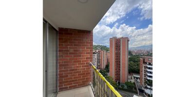 ✨? Apartamento en Venta en Pilarica – Robledo ?️?

? Precio: $510.000.000 negociables
? Área: 82 m²
? Estrato: 4
? Año de construcción: 2007
?️ Habitaciones: 3
? Baños: 2
?️ Cocina: Integral
? Parqueadero: Sencillo
 

?✨ Un hogar pensado para disfrutar cada día

Este apartamento es ese lugar donde cada rincón invita a la tranquilidad y a vivir con bienestar . Su sala-comedor integrada ?️ crea un ambiente acogedor y perfecto para compartir en familia.

El balcón con registro ? te regala una vista agradable y un espacio ideal para relajarte. La cocina integral ? cuenta con lavadero, cajonera y calentador, ofreciéndote practicidad para tu día a día.

Sus 3 habitaciones ?️ brindan espacio, comodidad y privacidad, mientras que los 2 baños ? mantienen un diseño funcional y moderno.

?? Zonas comunes para vivir experiencias únicas

Aquí tendrás todo lo que necesitas para que tu vida esté llena de bienestar y diversión:


 
 ?‍♂️ Piscina para adultos
 
 
 ??‍♀️ Piscina para niños
 
 
 ?‍♂️ Sauna
 
 
 ?‍♀️ Turco
 
 
 ?‍♂️ Jacuzzi para relajarte
 
 
 ? Amplias zonas verdes ideales para respirar aire fresco
 
 
 ? Ascensores
 
 
 ? Gimnasio totalmente funcional
 
 
 ?‍?‍?‍? Espacios familiares que hacen de la unidad un lugar perfecto para todos
 


Un entorno que te acompaña con tranquilidad, seguridad y bienestar todos los días ✨.

?? Ubicación estratégica

Este hogar está en un punto ideal para quienes buscan comodidad y movilidad:


 
 ? Cerca al Pascual Bravo
 
 
 ? A minutos del Hospital Pablo Tobón Uribe
 
 
 ?️ Muy cerca del Centro Comercial Florida
 
 
 ? Con acceso a rutas y vías principales que facilitan tu transporte
 


 Contáctanos

 
