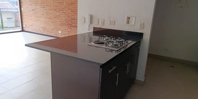 Apartaestudio en Arriendo  Sector Boston
Este acogedor apartaestudio ubicado en el 4. piso ofrece espacios comodos, bien distribuidos y con excelente iluminacion natural. Cuenta con 1 habitacion, 1 bano, 1 closet, sala-comedor, cocina integral, balcon y zona de ropas, ideal para quienes buscan confort y practicidad.

Su ubicacion es privilegiada, a pocos pasos del Parque de Boston, el Parque Bicentenario, supermercados, restaurantes, colegios y vias principales, lo que garantiza facil movilidad y acceso a servicios.
Una excelente oportunidad para vivir con comodidad y una ubicacion estrategica en uno de los sectores mas tradicionales de Medellin!