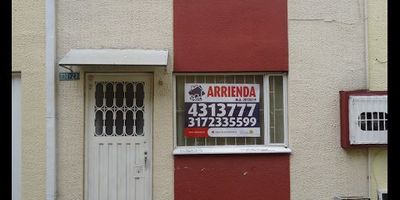 Amplia casa ubicada sobre una via peatonal,cerca de tiendas y zonas de juegos,a poca distancia del exito de villas de granada y la calle ochenta.la casa cuenta con tres habitaciones una con closet y bano privado,bano social cocina integral abierta,sala-comedor y amplio patio de ropas.