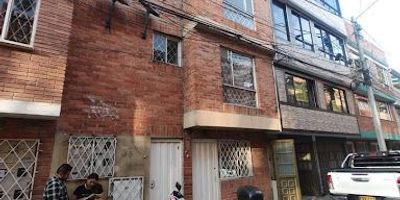 Iluminado apartamento ubicado en un tercer piso con vista externa, A poca distancia de servicios publicos de transporte y Exito de villas de granada, con vias de acceso como la calle ochenta y avenida sesenta y ocho, cuenta con  servicios independientes. El apartamento esta distribuido por dos habitaciones , baño social, sala-comedor, cocina semi-integral abierta y zona de lavandería.