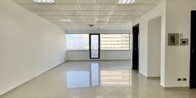 Te presentamos esta oficina de 56 m², disponible en arriendo y venta ubicada en el reconocido Centro Empresarial Las Américas 2 en el barrio Villa Country, un lugar ideal para potenciar la imagen y productividad de tu negocio.

Este espacio se destaca por su linda vista, que brinda iluminación natural y un ambiente agradable para trabajar. Cuenta con baño privado, lo cual ofrece mayor comodidad y privacidad para tu equipo o clientes.

Cuenta con un garaje, un beneficio clave para facilitar el acceso y la movilidad diaria.

Una oportunidad perfecta para empresas, profesionales independientes o inversionistas que buscan un espacio moderno, funcional y estratégicamente ubicado.

Somos tu partner perfecto para el alquiler de tu oficina.

Es una Torre de 12 pisos, en la ciudad de Barranquilla, que por su estratégica ubicación, su diseño vanguardista y valor arquitectónico se constituye como uno de los mejores Centro Empresariales de la Costa Norte Colombiana. 

Lobby de doble altura, 5 Ascensores, salón de conferencias y 2 salas de juntas, planta eléctrica suplencia total, baterías de baños en cada piso para damas y caballeros, sistema de rociadores,.

Mas de 360 parqueaderos internos, mas de 100 parqueaderos de visitante.