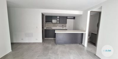 Se arrienda hermoso apartamento nuevo de 53 m², ubicado en la antigua vía a Marinilla, frente al colegio UCO Bilingüe y a pocos minutos del Club Macarena. Su ubicación estratégica permite llegar al parque principal en tan solo 10 minutos y disfrutar de diversas facilidades cercanas como supermercados, colegios y excelente acceso a transporte público. El apartamento se encuentra en primer piso y cuenta con tres habitaciones, dos de ellas con clóset, dos baños completos con cabina, sala comedor, cocina integral con red de gas, balcón, zona de ropas y piso en cerámica. Además, dispone de calentador de agua para mayor comodidad.La unidad ofrece zonas comunes como ascensor, parqueadero para visitantes y portería 24 horas, garantizando seguridad y tranquilidad. El sector se caracteriza por su acceso pavimentado, cercanía a instituciones educativas y vías principales y secundarias, lo que lo convierte en un lugar ideal para quienes buscan confort, facilidad de movilidad y un entorno seguro.