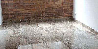 Apartamento en excelente estado ubicado en en conjunto mriador de Jaboque, tiene muy buen acceso a transporte publico, cuenta con dos habitaciones, baño, cocina, y sala-comedor, indicado para dos o tres personas.
Acceso a parqueadero con un costo adicional
