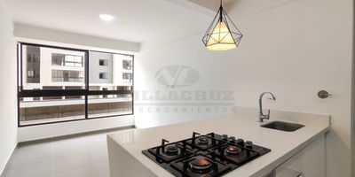Te ofrecemos en arriendo este cómodo apartamento para estrenar ubicado en el sector de Calasanz, Medellín. Este inmueble, dentro de una unidad cerrada, consta de sala comedor, dos alcobas con dos closets, cocina integral, un baño cabinado y zona de ropas. Disfruta de las excelentes zonas comunes: la unidad cuenta con piscina, gimnasio, parqueadero, juegos infantiles, salón social, zona para mascotas, un moderno espacio de coworking y un sports bar. Además, la portería funciona las 24 horas.