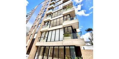 HERMOSO, con DOS habitaciones cada una con baño privado, iluminada zona social, hall de alcobas, cocina abierta, baño social, cuarto y baño de servicio, zona de ropas, dos parqueaderos  + depósito.

El edificio está localizado en uno de los sectores más exclusivos de la ciudad, emplazado en un entorno de calles arborizadas, con un urbanismo amigable con el peatón, el cual cuenta con amplias zonas verdes y la presencia de parques que generan confort y calidad de vida, adicional a esto, está ubicado sobre una calle con flujo vehicular bajo y con excelentes vías de acceso como la carrera 11, Carrera 9 y la Calle 85, en el corazón de la Cabrera .

El edificio cuenta con lobby, zona de coworking, sala de proyecciones, gimnasio, salon comunal y terraza BBQ.
