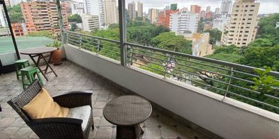 EXCELENTE OPORTUNIDAD DE VIVIENDA EN SECTOR EXCLUSIVO DE LA CIUDAD AL LADO DE EL MUSEO LA TERTULIA CON CENTROS COMERCIALES CERCA BANCOS DROGUERIAS UNA MUY BUENA VISTA SOBRE LA AV DEL RIO APARTAMENTO CON 2 HABITACIONES CON BALCON Y BAÑO PRIVADO, SALACOMEDOR CON BALCON COCINA SEMIINTEGRAL, BAÑO DE SERVICIO, ZONA DE OFICIOS DOS PARQUEADEROS A UN BUEN PRECIO