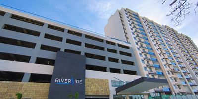 Apartamento para estrenar con excelente distribución y acabados modernos. Cuenta con dos cómodas habitaciones, sala comedor con excelente iluminación natural, cocina integral tipo americano con barra, que se integra perfectamente al área social, amplio balcón, ideal para el descanso y la recreación. Ubicado en conjunto cerrado que ofrece completas zonas comunes como piscina para adultos y niños, cancha de fútbol, salón social para eventos y reuniones, vigilancia 24 horas y amplias zonas verdes. Su ubicación estratégica permite fácil acceso a importantes vías de la ciudad, y está muy cerca de centros comerciales, supermercados, restaurantes, colegios y todo lo necesario para una vida práctica y confortable. Ideal para familias, parejas o personas que buscan calidad de vida en un entorno moderno y seguro.