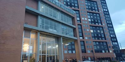 Descubre este apartamento a una cuadra de la estación de Transmilenio zona industrial, de 2 habitaciones y 2 baños, con un diseño moderno y funcional. Con un área de 40 metros cuadrados, cuenta con closet, persianas y piso en cerámica. La cocina integral y zona de ropas te brindan comodidad, mientras que el calentador a gas garantiza tu confort. Disfruta de la vista interior en un ambiente tranquilo y seguro, con ascensor, canchas deportivas y vigilancia privada 24/7. Además, cuenta con parqueadero para visitantes y está ubicado en el conjunto cerrado Centrik Park sobre vía secundaria, con transporte público cercano. ¡Ideal para estrenar y vivir una experiencia única!