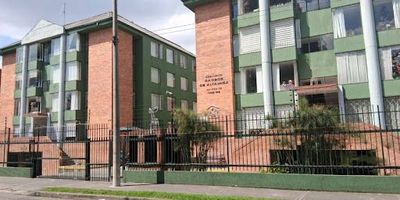 Apartamento remodelado en arriendo cedritos, excelente ubicación con 80 mts2, Este acogedor inmueble de un nivel ofrece espacios amplios y funcionales, con una excelente iluminación natural. Cuenta con tres habitaciones, dos baños con calentador a gas, sala comedor, cocina integral equipada con estufa y calentador a gas, además de zona de ropas independiente. Sus acabados incluyen pisos en cerámica y laminado, y posee tres clósets y cortinas instaladas. El apartamento dispone de parqueadero cubierto sencillo, brindando comodidad y seguridad para su vehículo. En cuanto al entorno, el conjunto cuenta con vigilancia y una zona de niños, ideal para familias. Está ubicado en un sector estratégico, con fácil acceso a las principales vías como la Calle ciento cuarenta y siete, la Carrera quince y la Autopista Norte. Además, se encuentra cerca de supermercados, tiendas, transporte público entr otros. para mayor información comuníquese con el ejecutivo comercial camilo alfonso al celular o whatsapp 3182543232, a su correo electrónico camilo.alfonsoinmobiliariasaliadas.com