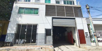 Oficina ubicada en un segundo piso, semi amoblada, ideal para equipos pequeños o profesionales independientes. Cuenta con cuatro puestos de trabajo distribuidos de manera funcional, lo que permite un ambiente cómodo y productivo. Dispone de baño interno, ofreciendo mayor privacidad y comodidad para el personal.
el inmueble se encuentra en un excelente sector, con una ubicación estratégica entre zona comercial y residencial, lo que garantiza fácil acceso, buena movilidad y un entorno seguro. Es una opción ideal para oficinas administrativas, consultorías o servicios profesionales.