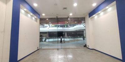 Local para arriendo en reconocido Centro Comercial de la ciudad, cuenta con 60.55 mts cuadrados, una altura de 4 mts, un excelente vitrina y alto flujo peatonal, es el quinto piso del Centro Comercial. Para mas información comunicarse con nuestras líneas de atención. 