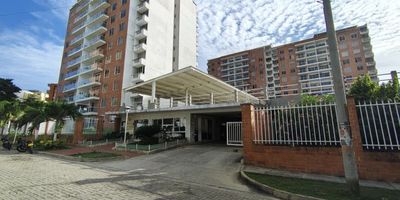 Apartamento amplio y bien distribuido, ubicado en exclusivo conjunto residencial. La propiedad cuenta con tres habitaciones, principal con baño privado, dos baños completos adicionales, y un estudio independiente, ideal para trabajo remoto o actividades académicas.

Dispone de una sala-comedor de generosas dimensiones, con acceso a un balcón amplio que proporciona excelente ventilación e iluminación natural. La cocina integral se encuentra totalmente equipada y comunicada con una funcional zona de labores.

El inmueble incluye dos parqueaderos lineales de uso exclusivo, brindando comodidad y seguridad.

El edificio ofrece completas áreas sociales, entre ellas: piscina, salón social y parque infantil, garantizando espacios de recreación y bienestar para toda la familia.