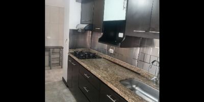 Se vende apartamento en la Loma de los Bernal, con un área de 99 m² muy bien distribuidos. El inmueble cuenta con tres habitaciones, un estudio, dos baños, sala-comedor, zona de ropas, balcón, parqueadero y cuarto útil, ofreciendo comodidad y espacios funcionales para toda la familia.

La unidad residencial dispone de todas las comodidades, incluyendo zonas recreativas y servicios que aportan bienestar y un estilo de vida tranquilo. Una excelente opción en un sector de alta valorización.
