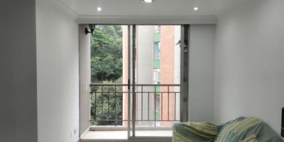 Apartamento en venta en unidad cerrada ubicada en un sector residencial, tranquilo, con fácil acceso y salida a vías principales, rutas de transporte público, con conexión a gran variedad de servicios complementarios de la zona. Piso en cerámica, sala comedor, 3 alcobas con vestier y baño en la principal, baño social, cocina integral abierta, zona de ropas, y balcón. Conjunto cerrado con ascensor, piscina, salón social, parques infantiles, placa polideportiva, zonas verdes, vigilancia, portería 24 horas y circuito cerrado de TV,inmuebles sujetos a verificacion de disponibilidad