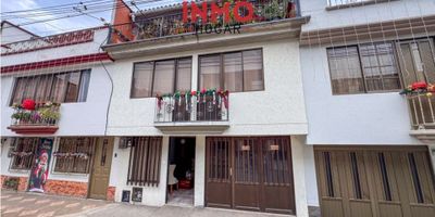 Casa en venta en Bosque de Santa Ana – Santa Rosa de Cabal
InmoHogar presenta esta amplia y funcional propiedad ubicada en un sector de alta valorización, ideal para quienes buscan comodidad, versatilidad y excelente ubicación.

La casa se distribuye en tres niveles diseñados para brindar confort y espacios generosos:

Primer nivel
    •    Sala y comedor independientes, con excelente amplitud.
    •    Cocina integral con muebles superiores e inferiores.
    •    Patio amplio y ventilado.
    •    Baño completo.
    •    Parqueadero con baño adicional, con posibilidad de adecuarlo como local comercial.

Segundo nivel
    •    Cuatro habitaciones, tres de ellas con clóset.
    •    Baño social.
    •    Sala de televisión o estudio, ideal para el descanso familiar.

Tercer nivel
    •    Terraza amplia con gran potencial para zona social.
    •    Habitación de gran tamaño con baño privado.

Esta propiedad se destaca por su excelente iluminación natural en todos los ambientes y por su ubicación estratégica, cerca de supermercados como Ara y D1, zona comercial, panadería, droguerías y sobre una vía vehicular amplia que facilita el acceso.

Una oportunidad perfecta para invertir o vivir en un sector en crecimiento.
Agenda tu visita y conoce todo lo que esta casa tiene para ofrecer.

✨ DESCUBRE TU NUEVO HOGAR CON INMOHOGAR ✨
